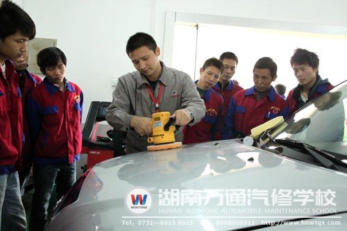 湖南萬通汽車美容專業(yè)老師手把手指導(dǎo)學(xué)子
