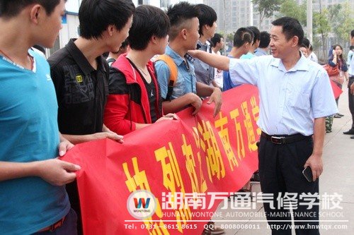 潘助理鼓勵學(xué)子們在實(shí)習(xí)中&ldquo;爭當(dāng)優(yōu)秀汽修人&rdquo;！