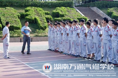 晨訓(xùn)使萬通學(xué)子蛻變?yōu)樾聲r代汽修人