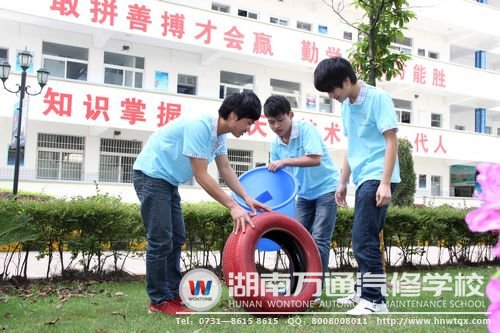 湖南萬(wàn)通學(xué)子自發(fā)清洗輪胎