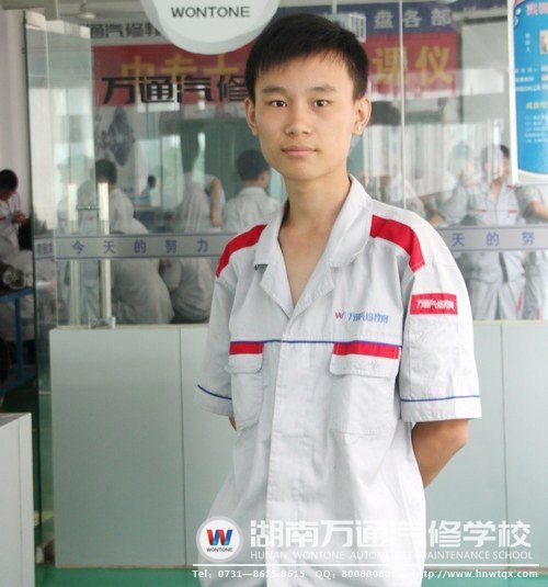 與軍訓(xùn)中的颯爽英姿相比，鄧子威在學(xué)習(xí)中顯得溫文爾雅