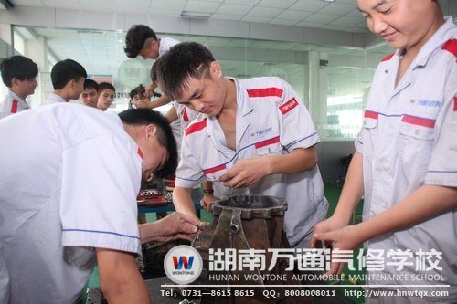 張森（中）與班上同學(xué)互助協(xié)作，建立起了深厚的友誼