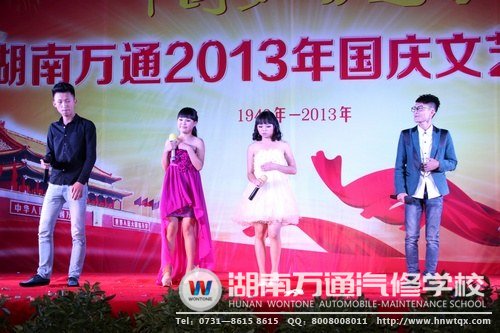 萬通帥哥美女共同演唱《相親相愛》