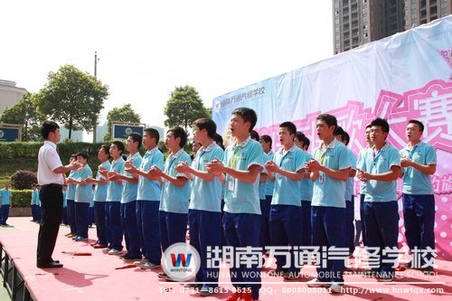 白龍擔(dān)任班歌合唱指揮手