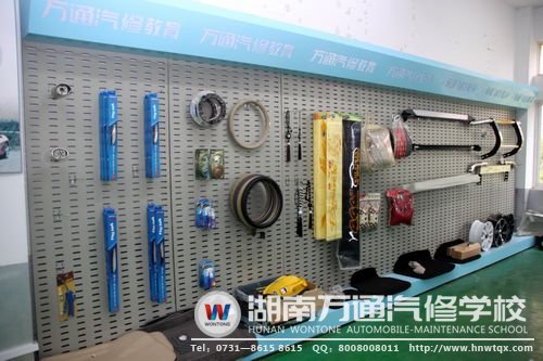 汽車(chē)美容工具一應(yīng)俱全，確保學(xué)生有充足的操作機(jī)會(huì)