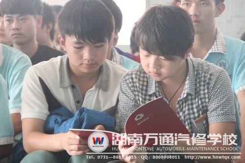 學(xué)子正在仔細(xì)閱讀國(guó)合快車的企業(yè)簡(jiǎn)介