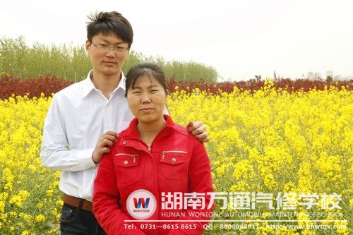 在《少年的逆襲》中，謝宏波苦學(xué)汽修，只為給媽媽好生活