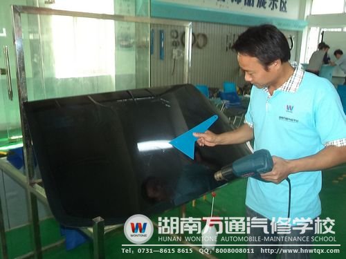 黃明林在學(xué)習(xí)汽車(chē)貼膜課程
