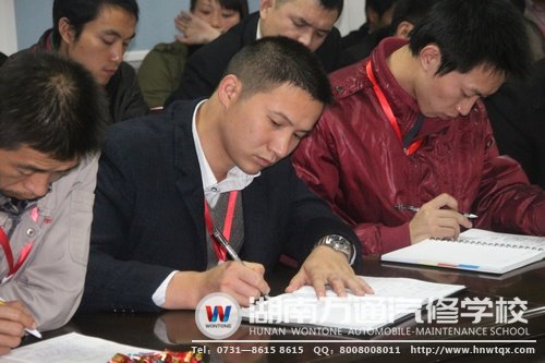 老師們認(rèn)真聽取