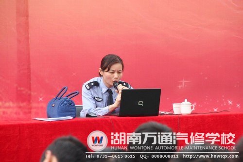 李警督為學(xué)子們講述法制安全知識
