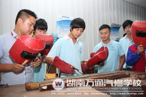 萬通學(xué)子在老師的指導(dǎo)下進(jìn)行電焊實(shí)操