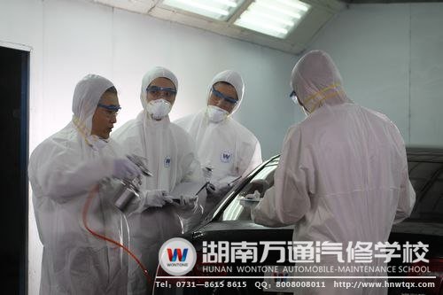 萬通老師正在傳授學(xué)子汽車美容車身噴漆技能
