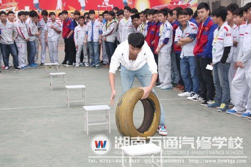 單手滾輪胎，厲害??！