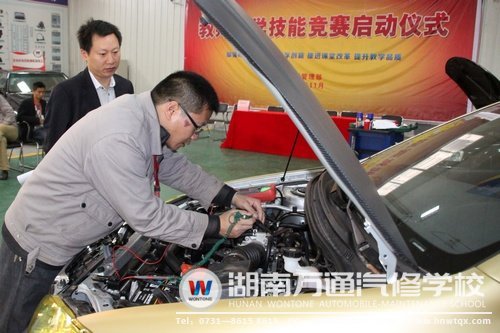 此次競(jìng)賽，讓知名車(chē)企技術(shù)總監(jiān)再次見(jiàn)證湖南萬(wàn)通專(zhuān)業(yè)老師的精湛技藝