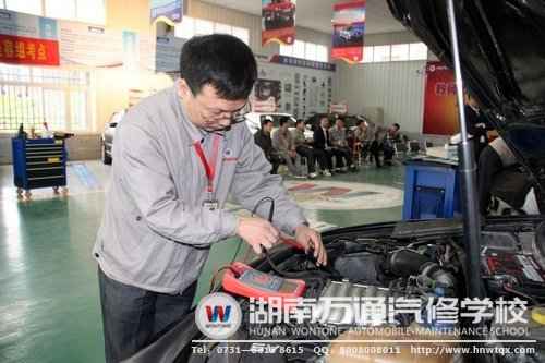 有條不紊，一絲不茍，老師們嚴(yán)謹(jǐn)?shù)慕虒W(xué)作風(fēng)引起各位裁判員的好評(píng)！