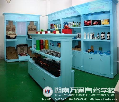 湖南萬通擁有齊全的汽車美容實(shí)訓(xùn)工具，滿足學(xué)子們的操作需求