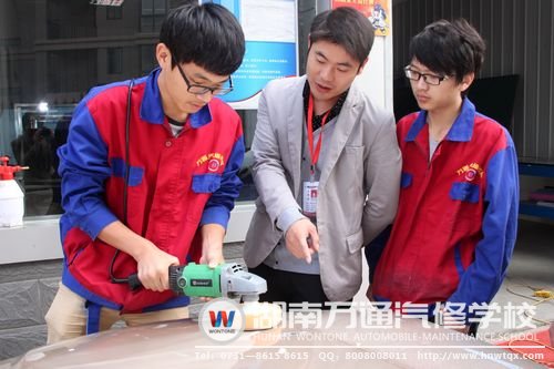 湖南萬(wàn)通學(xué)子在老師的引導(dǎo)下學(xué)習(xí)專業(yè)汽車美容技能