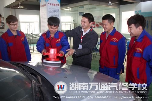 郝老師與學(xué)生相處融洽，學(xué)生實(shí)踐起來也是得心應(yīng)手