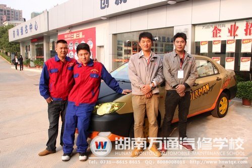 丁老師與其他老師，帶領(lǐng)學(xué)生改裝汽車(chē)