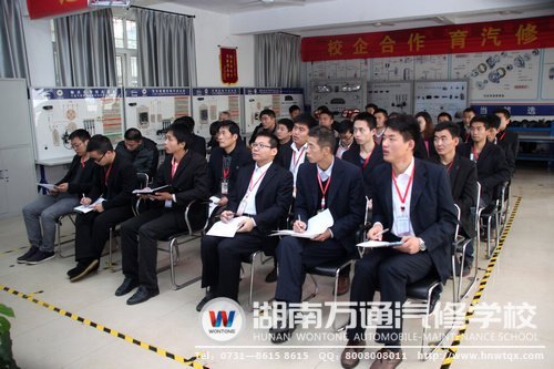 老師們細(xì)心聆聽