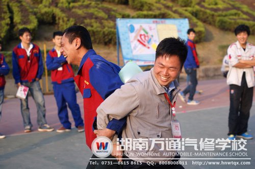 師生一起夾氣球，同樂！