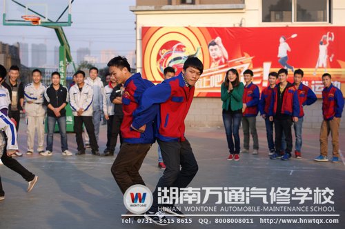 瞧這兩位同學(xué)，為了奪第一，都懸空了！