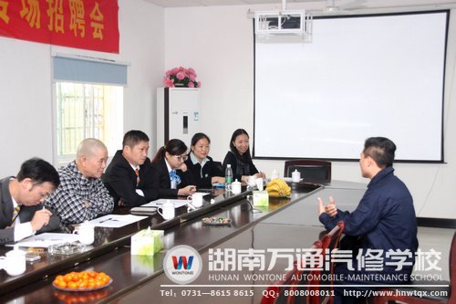 面試時，學(xué)子從容不迫