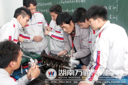 湖南萬(wàn)通專(zhuān)業(yè)老師用耐心和細(xì)心傳授學(xué)生扎實(shí)技能