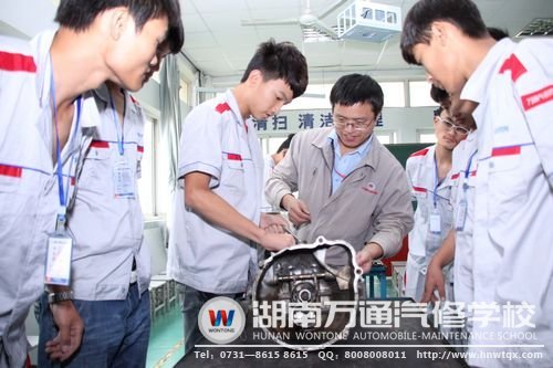 學生利用先進的教學設(shè)備實訓，掌握實用技能