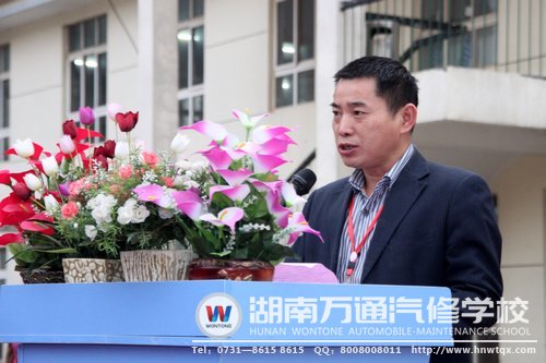 潘助理宣布籃球聯(lián)賽正式開幕