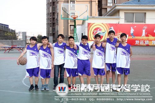 絢麗多彩的籃球隊服很是打眼