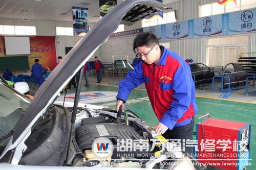 鄧勇波認為，開汽車美容店，自己就要有專業(yè)的技術(shù)作支撐