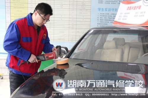 鄧勇波在學(xué)習(xí)汽車美容專業(yè)技能