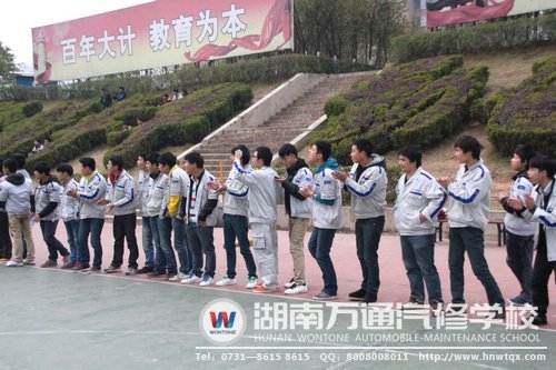 觀眾們秩序井然，為隊(duì)員們加油