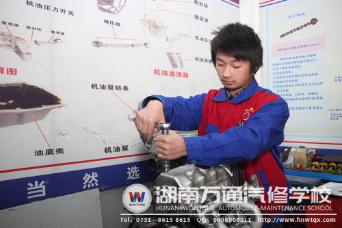 伍艷軍告別了曾經(jīng)的打工、學(xué)徒生涯，來到了湖南萬通學(xué)汽修
