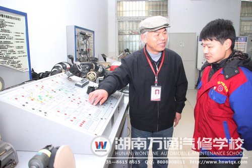 陳訓根在孫老師的指導下學習