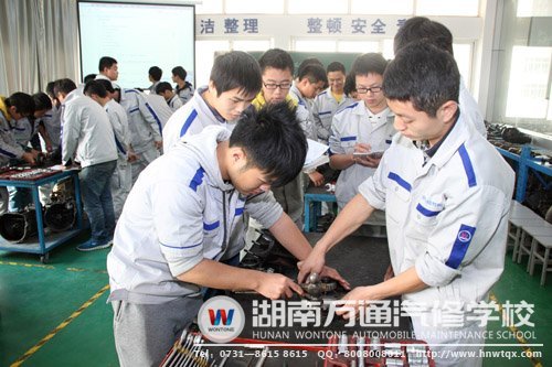 學(xué)生在老師布置的工單任務(wù)下動(dòng)手實(shí)踐