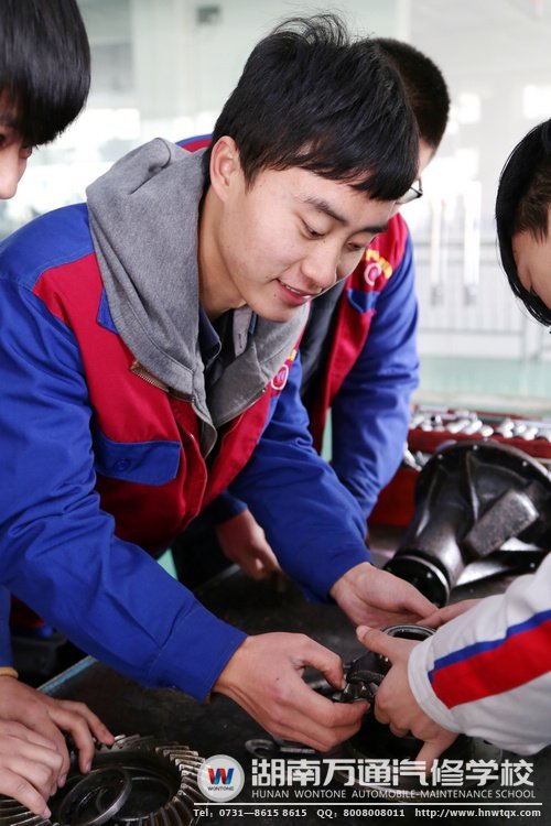 湖南萬通學(xué)子正在實踐