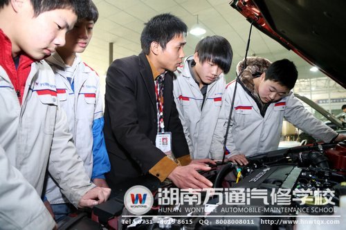 同學(xué)們?cè)诶蠋煹闹笇?dǎo)下進(jìn)行新車實(shí)訓(xùn)