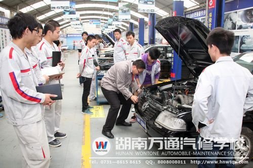 湖南萬通采用分組實訓教學發(fā)，老師手把手指導學生實踐