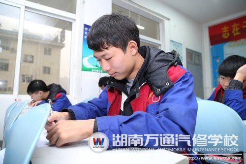 理論考場，學(xué)子認(rèn)真作答