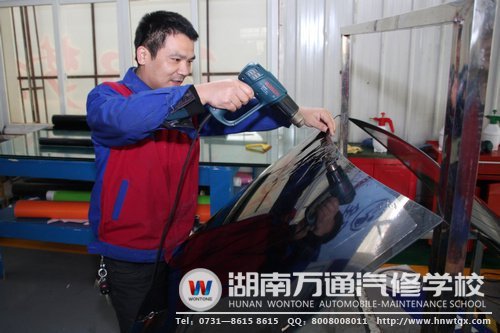 龍邵華拿起工具，學(xué)起了汽車美容