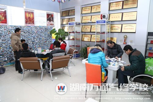 參觀報名學生絡(luò)繹不絕