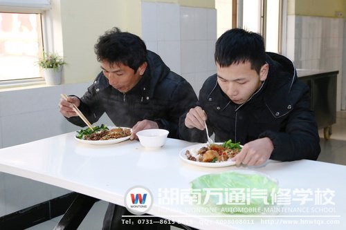 來(lái)報(bào)名的新生和家長(zhǎng)在餐廳享用午餐