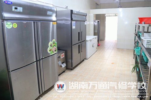 餐廳廚房干凈整潔，確保學(xué)子飲食安全