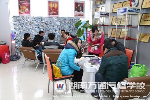 雨雪紛飛之時(shí)，前來(lái)報(bào)名的學(xué)子絡(luò)繹不絕