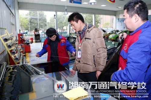 教學(xué)模式凸顯辦學(xué)實(shí)力（專(zhuān)業(yè)教師正手把手指導(dǎo)學(xué)生）