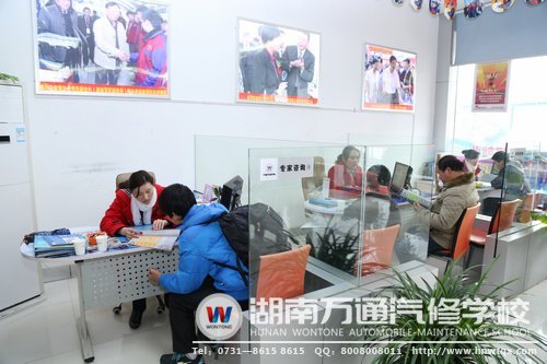 寒冷擋不住參觀咨詢的學生家長