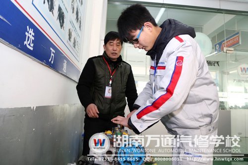 向尚想成為汽車4S店店長，他決心在學(xué)校里努力學(xué)習(xí)，天天向上！