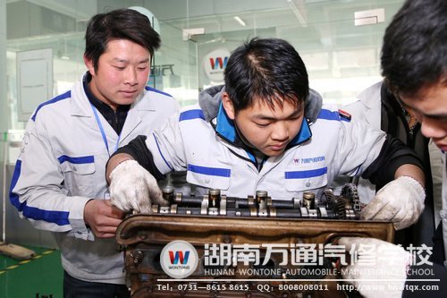 陳林軍（左一）與同學(xué)一起分組實踐操作